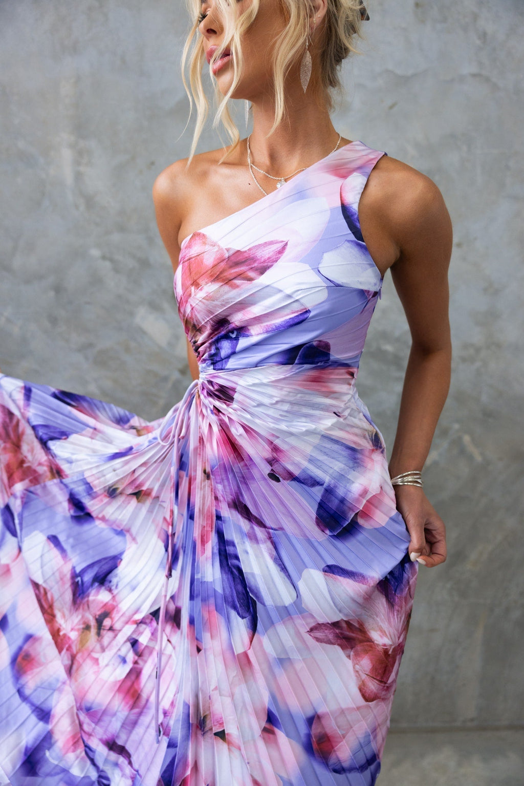 ELLA | Vestido midi plisado de un solo hombro