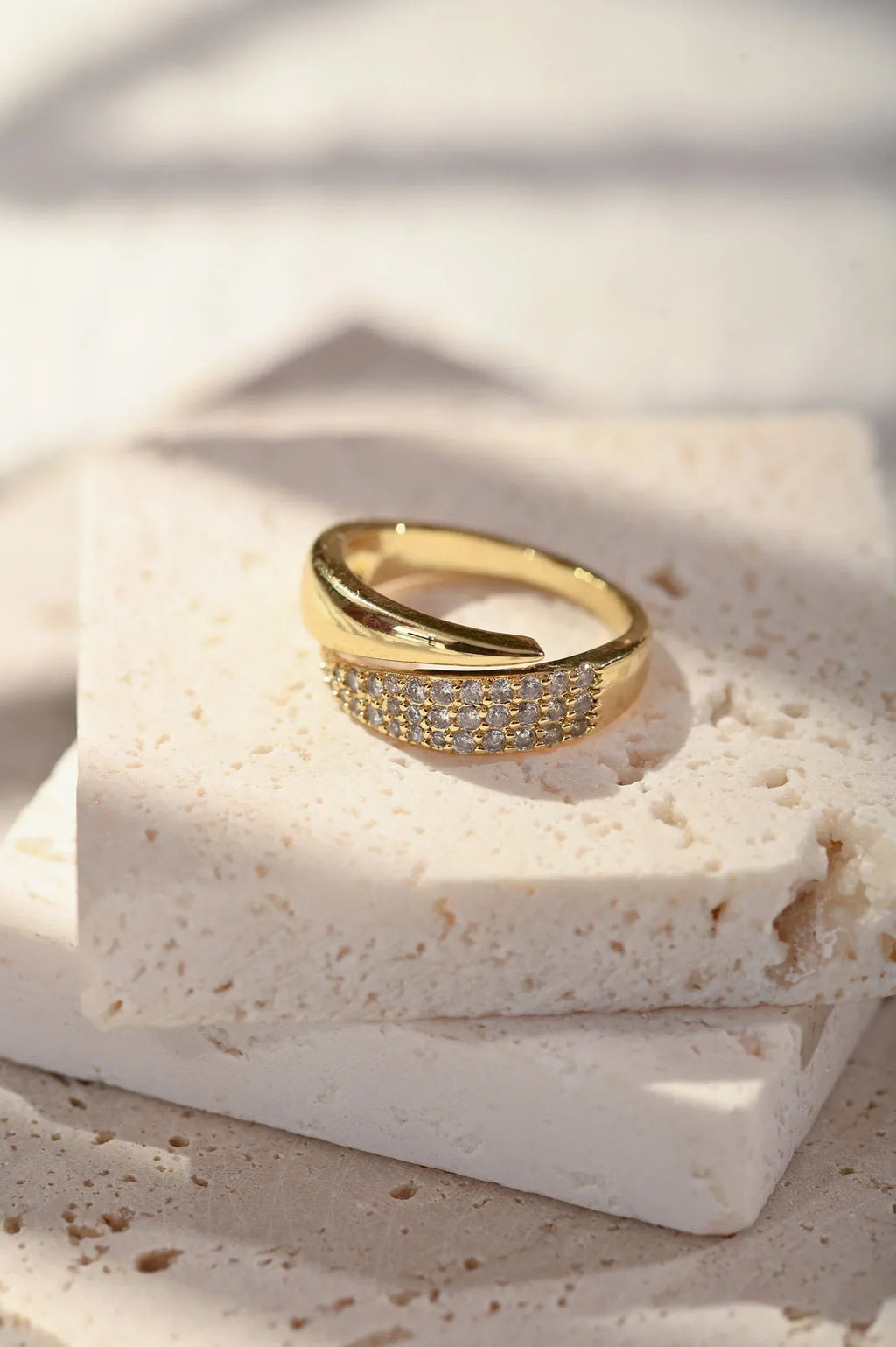 Anillo bañado en oro con piedras brillantes
